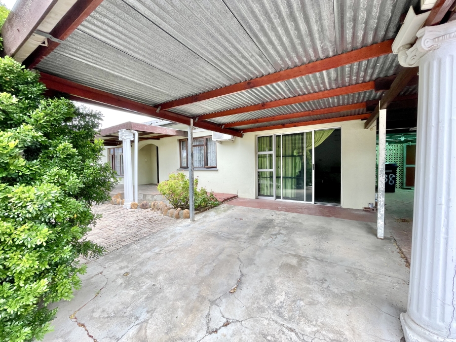 4 Bedroom Property for Sale in Lemoenkloof Western Cape